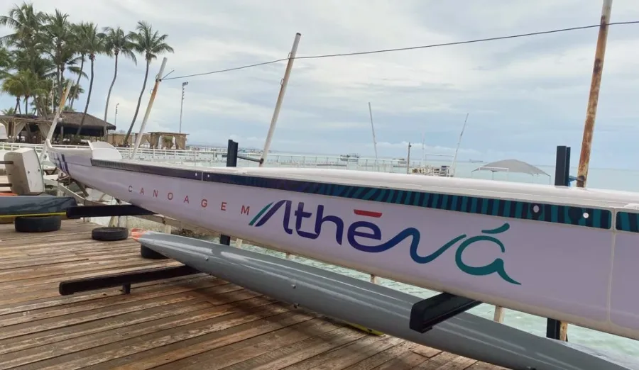Canoa com a identidade visual da Athēná Canoagem