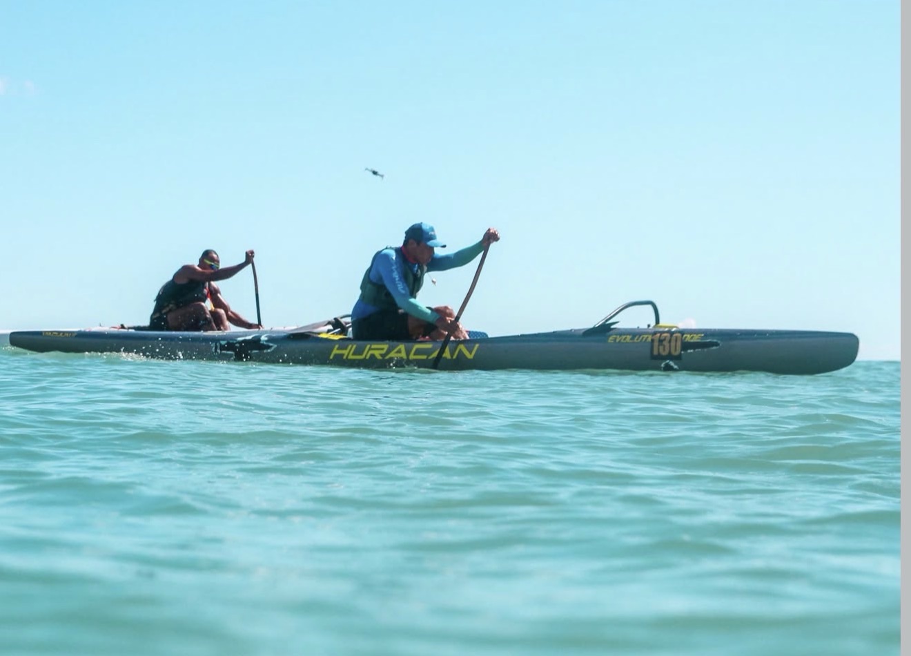 Remadores participando de uma experiência esportiva no mar