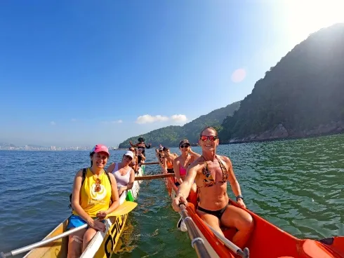 Grupo vivendo uma experiência coletiva de canoagem